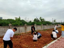 經(jīng)管學(xué)院組織開展植樹種花勞動(dòng)教育活動(dòng)  